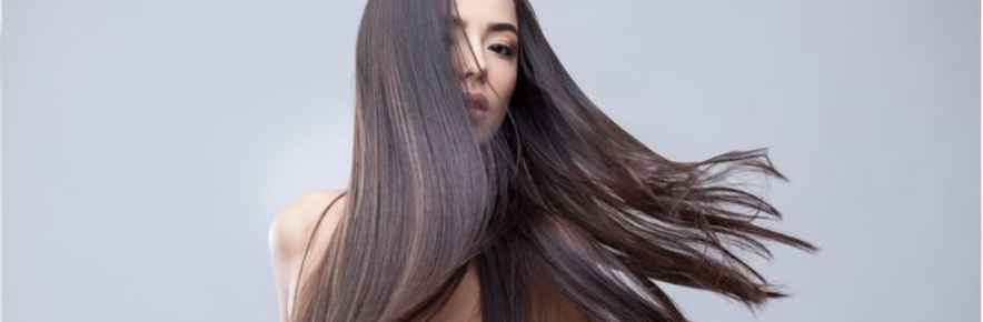 femme brune avec les cheveux longs et soyeux