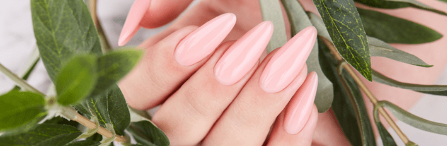 manucure faite avec de l'acrygel