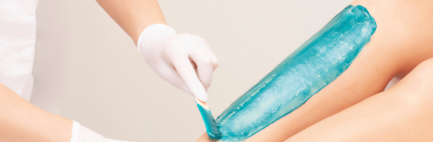 esthéticienne qui fait une épilation à sa cliente