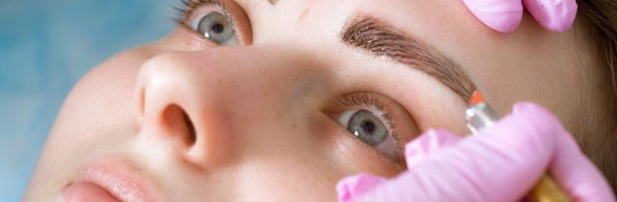 femme se faisant faire un micro blading