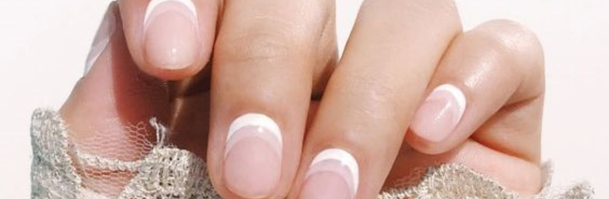 Reverse french, cuticle cuffs… Quelle est cette nouvelle tendance manucure ?