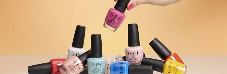 montagne de vernis empilés les uns sur les autres