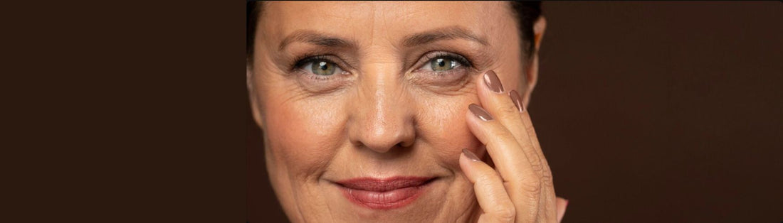 femme ridée se touchant le visage