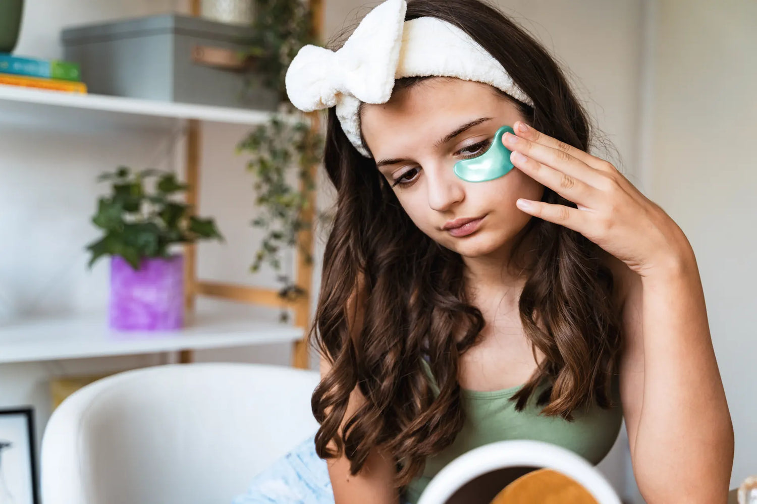 enfant s'appliquant des produits cosmétiques sur le visage