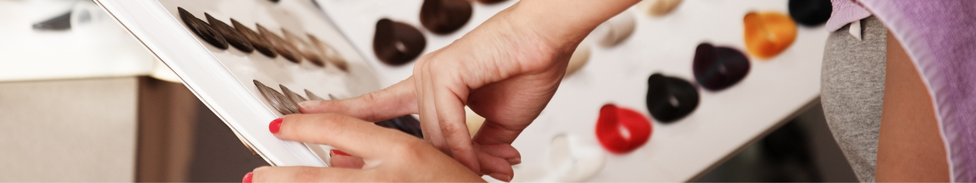 femme qui choisis sa coloration sur un nuancier