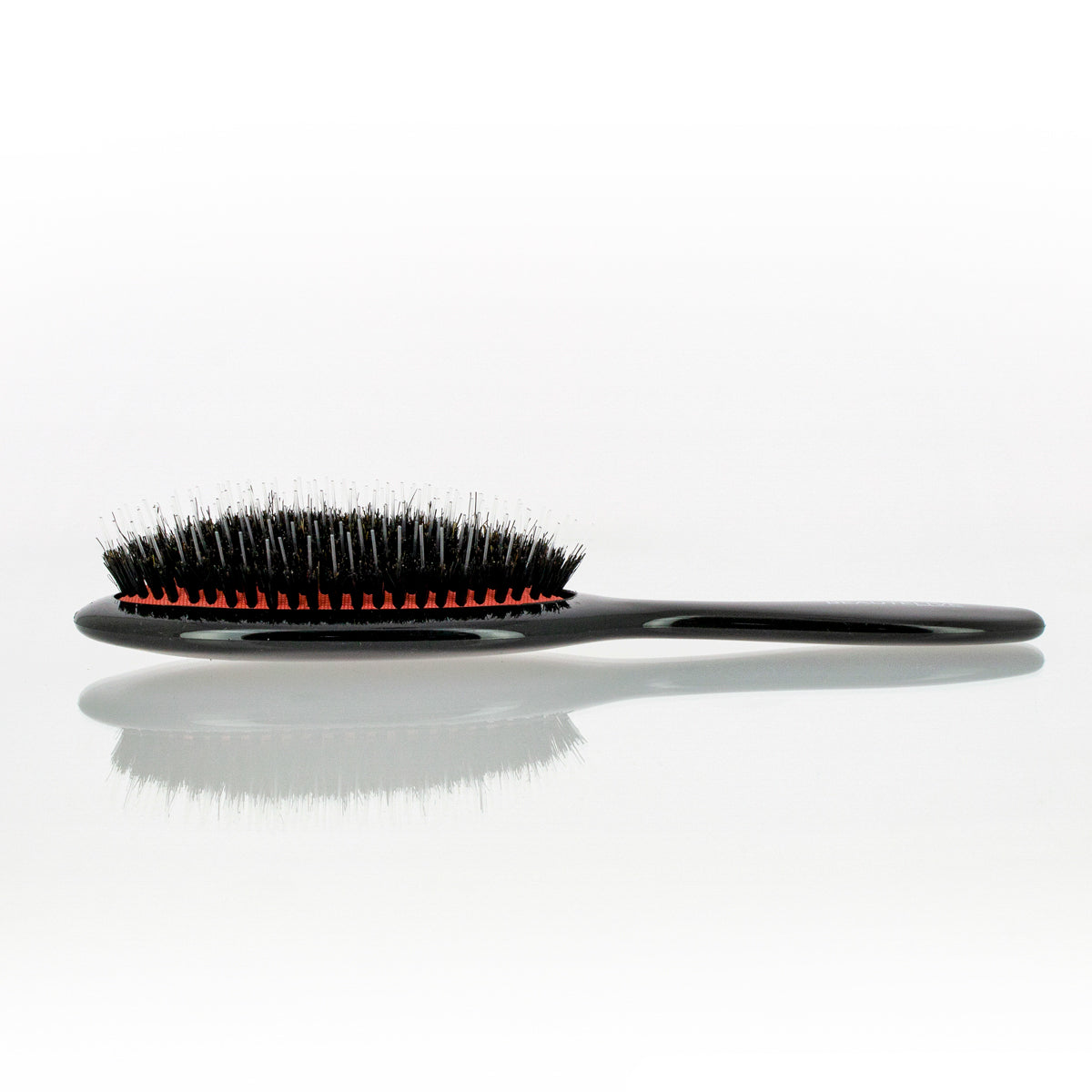 Pneumatic brush with mixed bristles