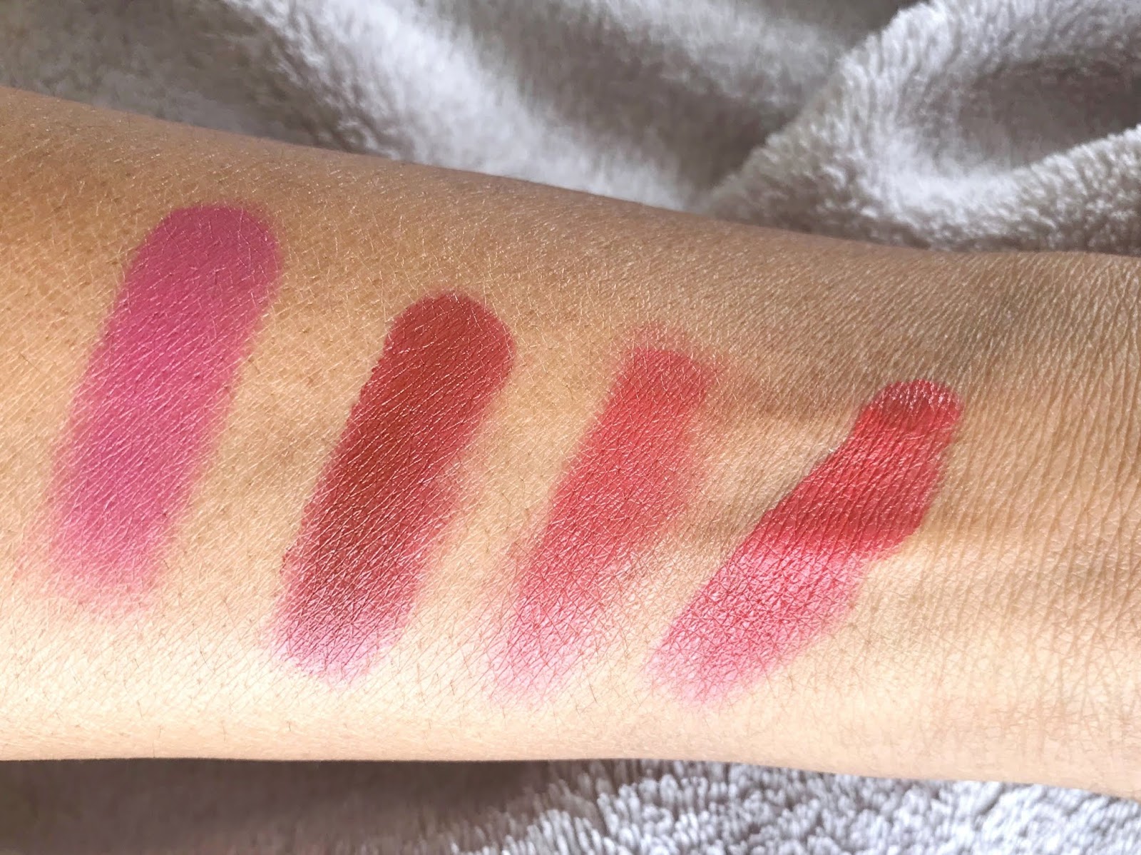 Swatches palette kissable berry, maroon, brick et red
