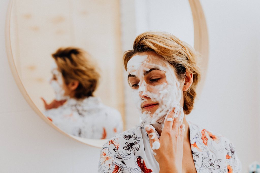 selfcare soin visage devant le miroir