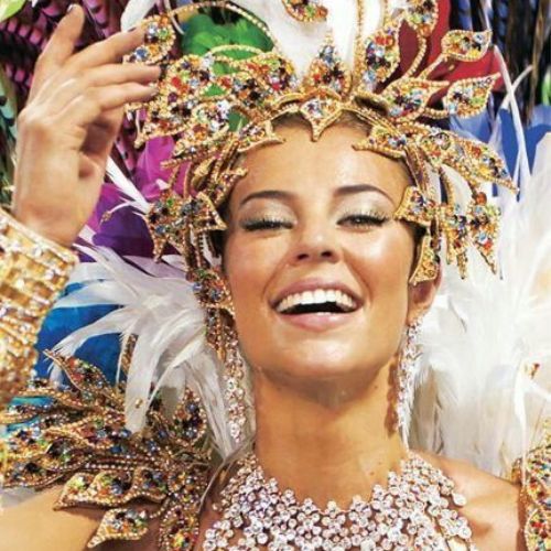 Belle Femme En Costume De Carnaval De Couleur Rio, Coiffe De Plumes